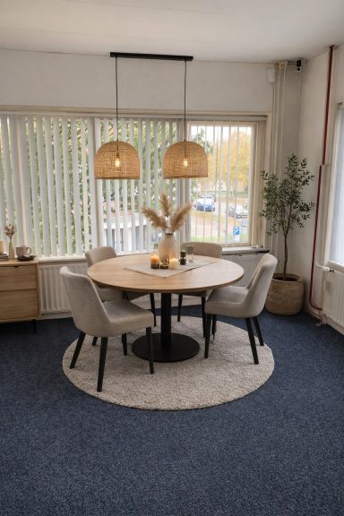 L-Kamer met ingerichte eethoek